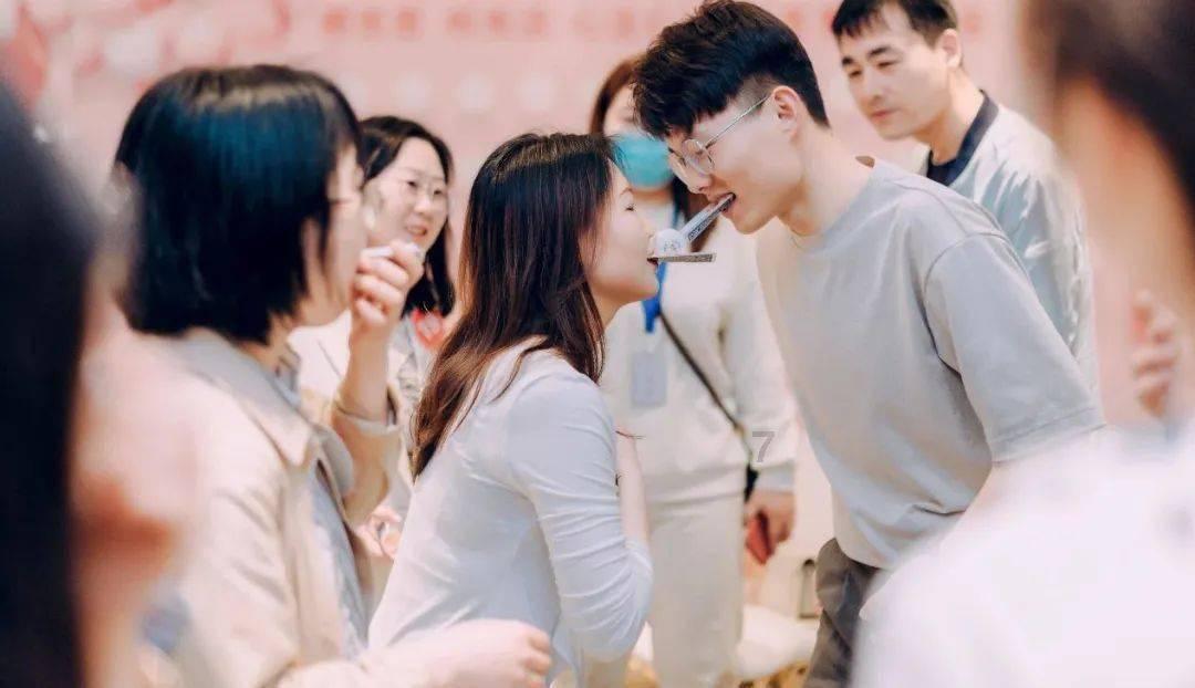 高贵妃和黄毛在一起了！女方高调官宣，恋情起源于五年之前