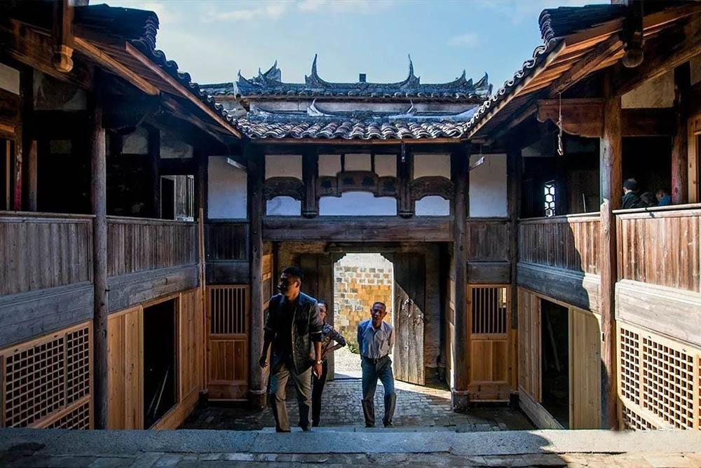 土匪涂友情：幼年丧父邻居劝他娘改嫁，发迹之后写红贴请邻居吃饭